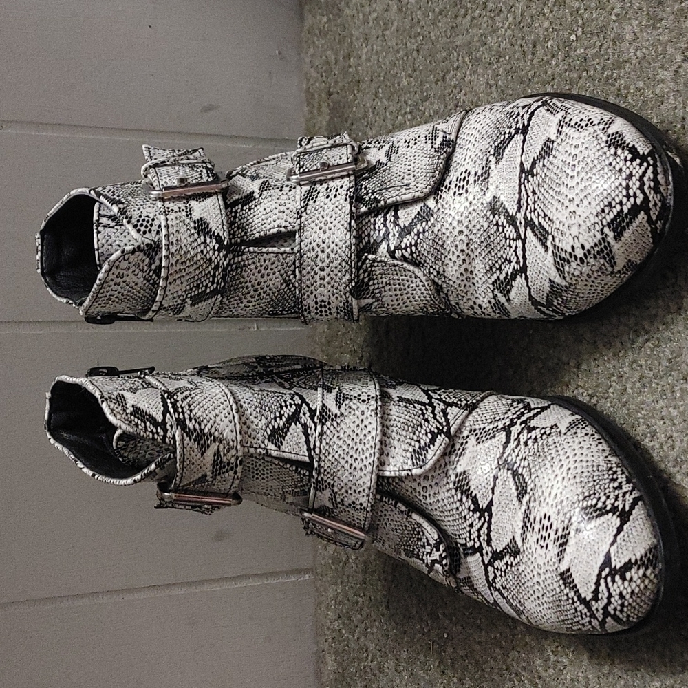 Snakeskin ankle bootie - Picture 3 of 5